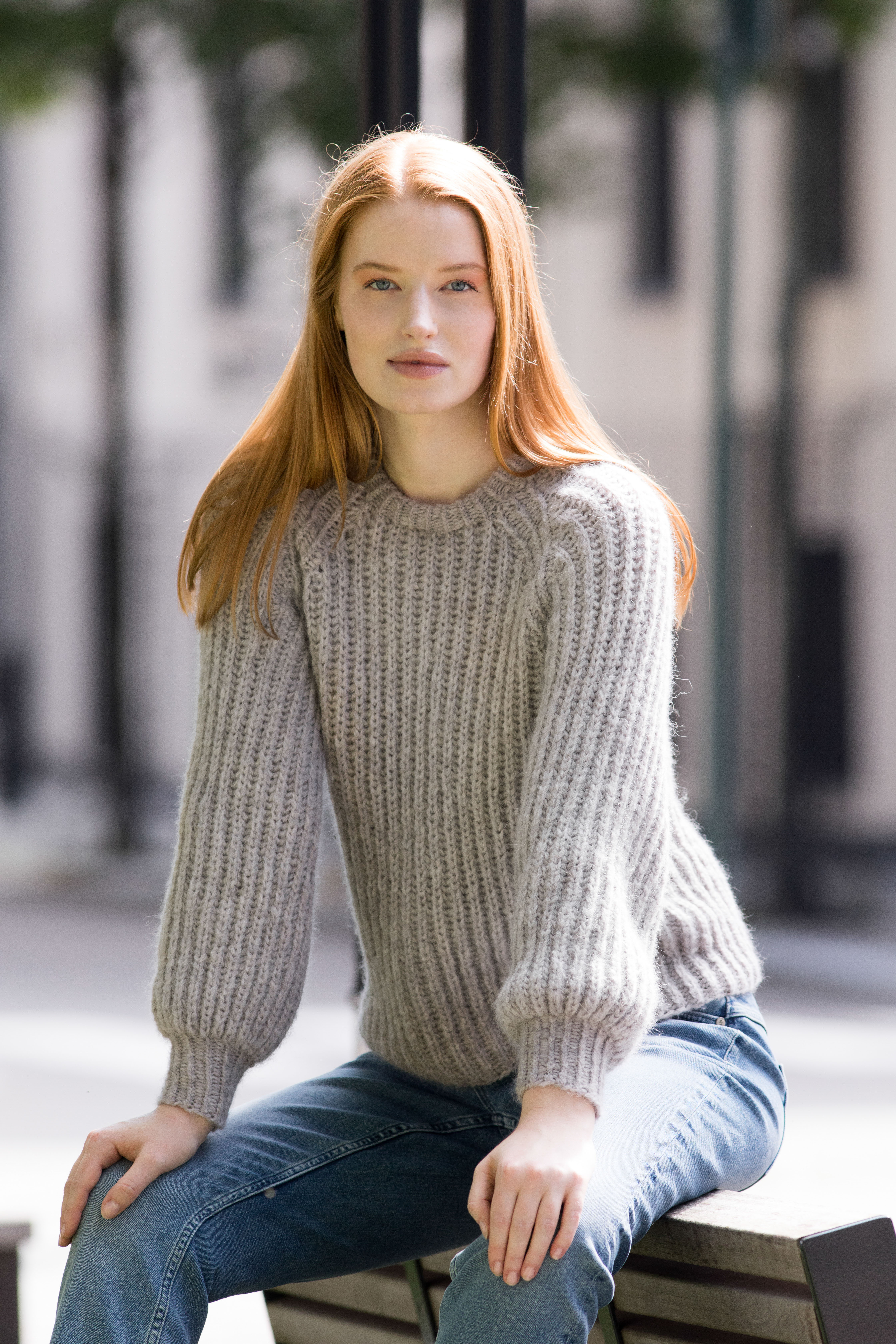 255 419 07 DG Selma Genser Lys Gråbrun