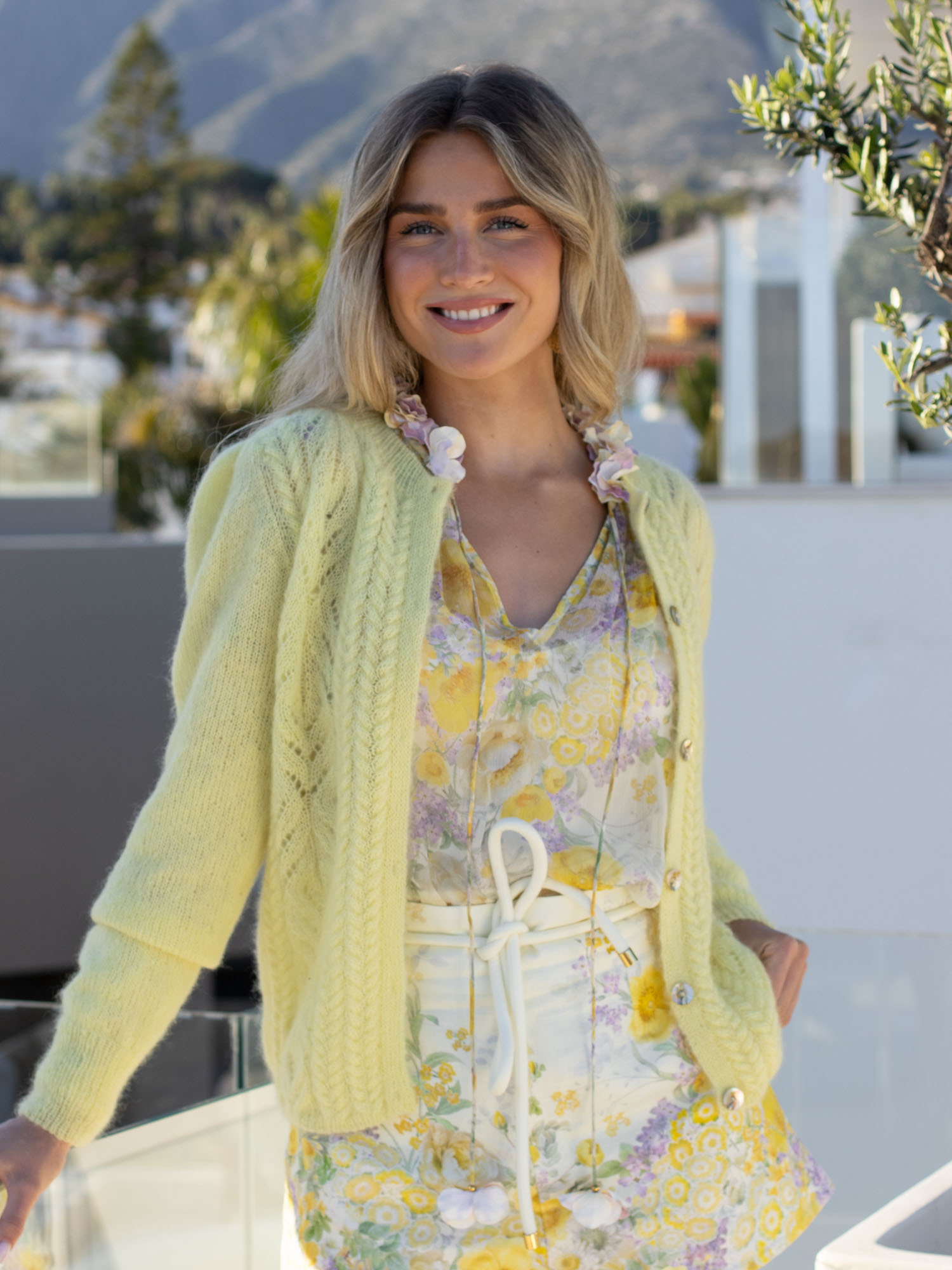 255 492 07 DG Tresser Cardigan Lys Gul 01