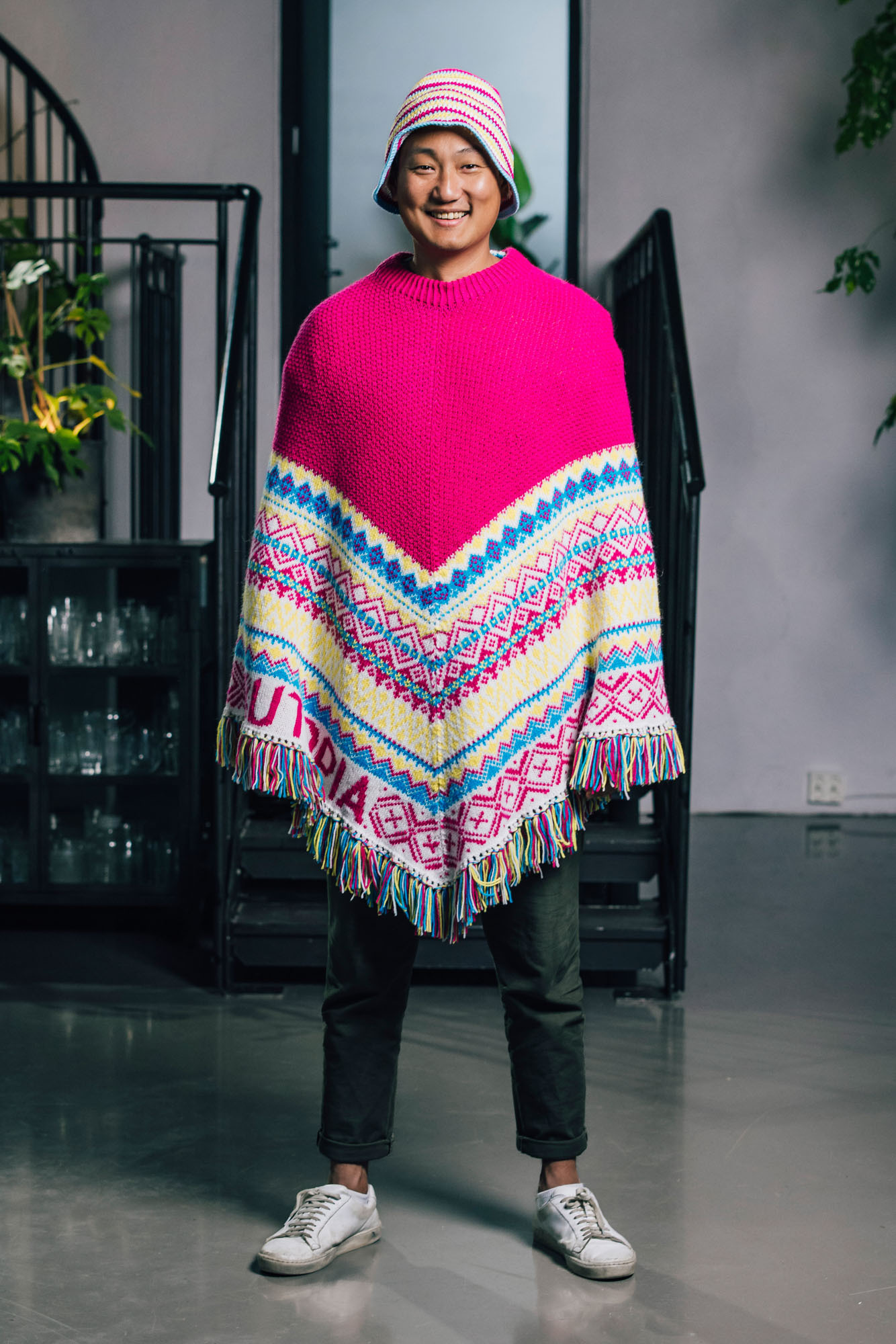 355 119 04255 470 03 DSA DG Utopia Lang Poncho Bøttehatt Mørk Rosa 01