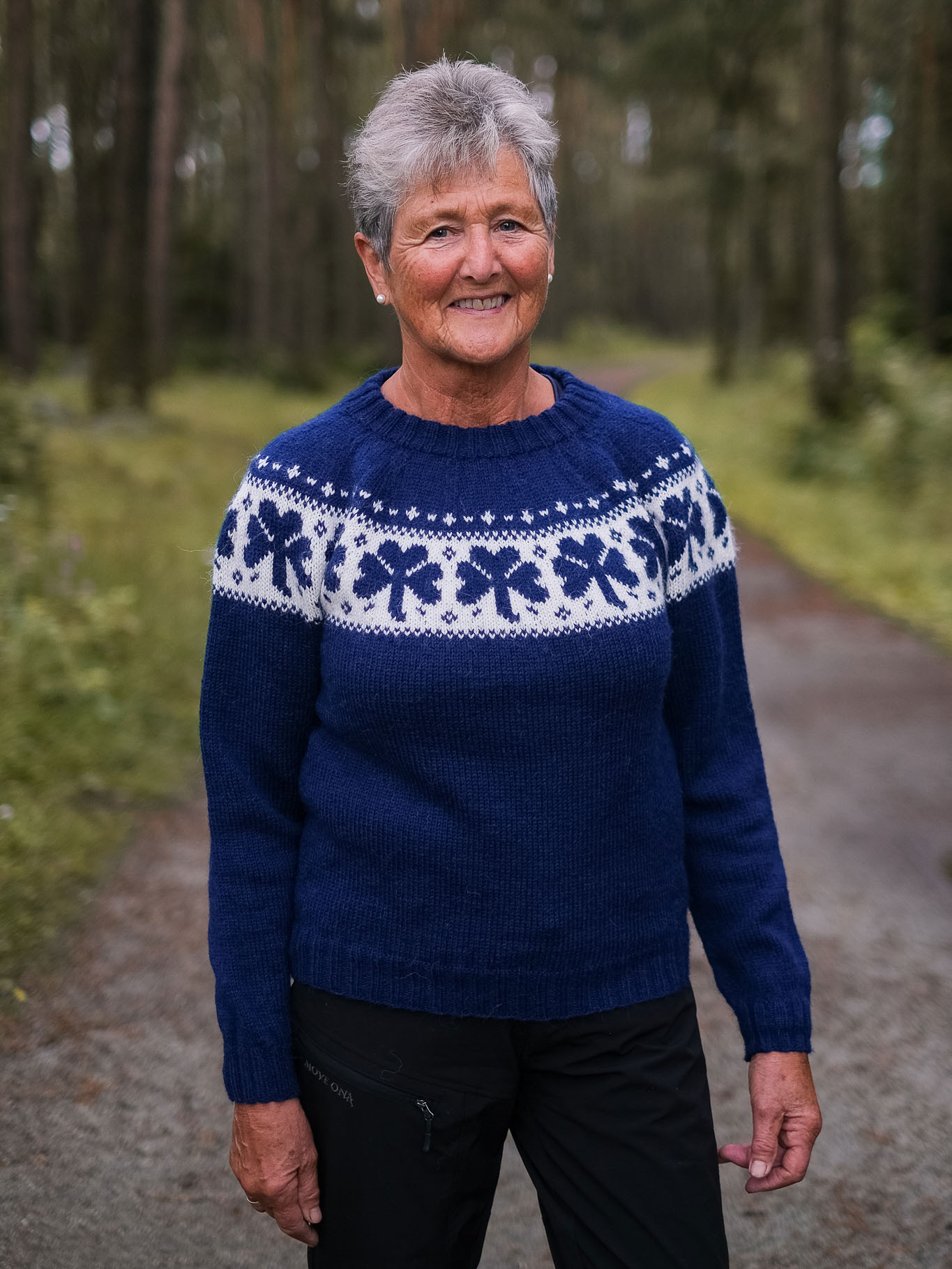 355 135 02 DSA Kløver Genser Marine 01