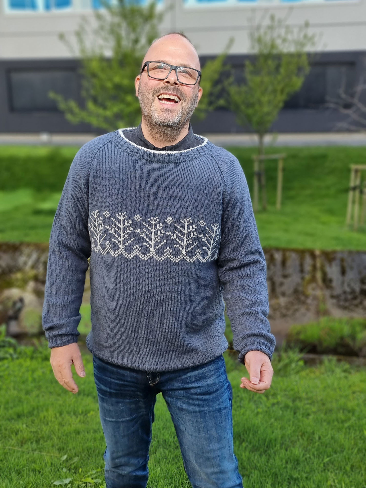 755 23 03 HOY Yggdrasil Genser Mork Grabla 01