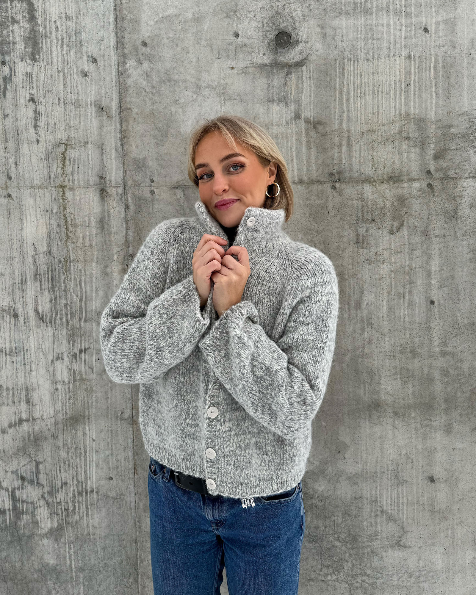 755 OK 06 08 OK Nøkken Chunky Cardigan Grå 01